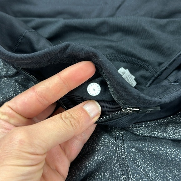 Lululemon Run Times Short II 4" Luminosity Foil Print Black Silver / Black - Picture 5 of 6